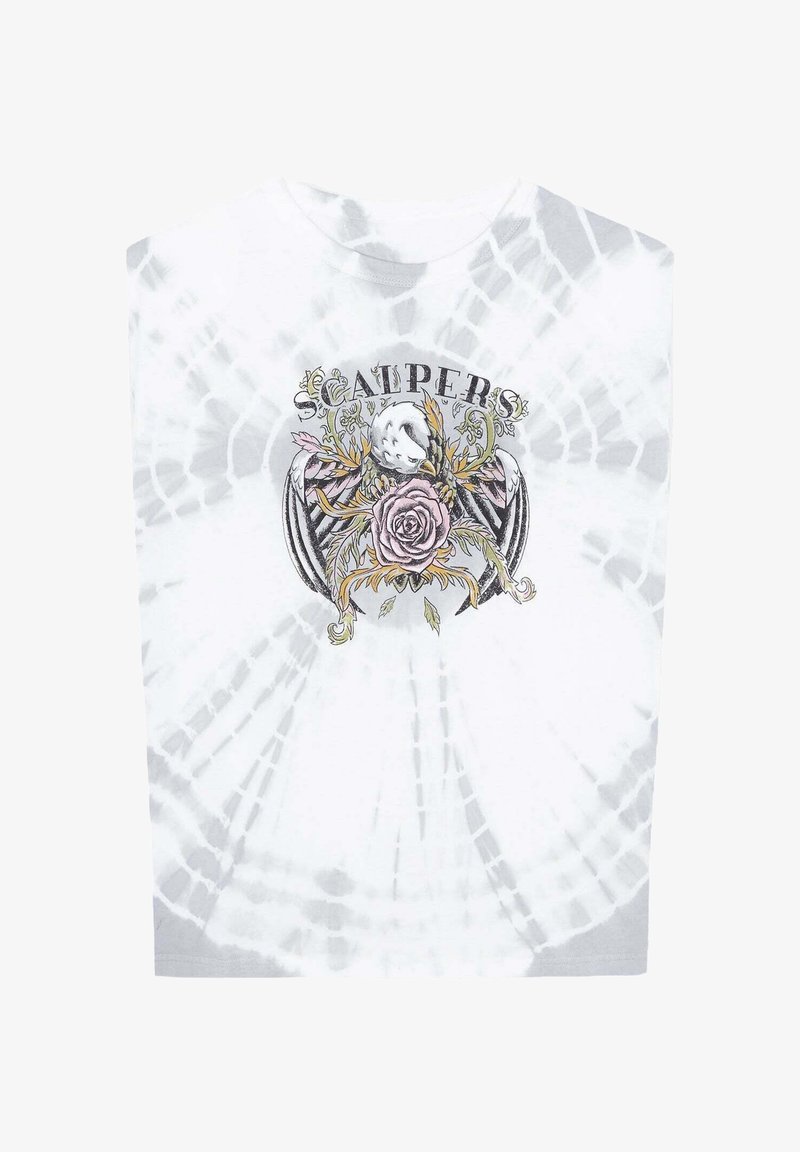 T-shirt tie-dye bianco e grigio con una grafica di teschio e rosa, con accenti floreali e il testo "Scalpers" sopra il design.