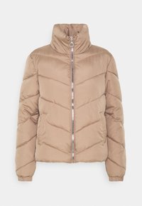 Beżowa kurtka puchowa z wysokim kołnierzem, poziomym i w kształcie chevronu pikowaniem, zapięciem na zamek z przodu oraz elastycznymi mankietami.