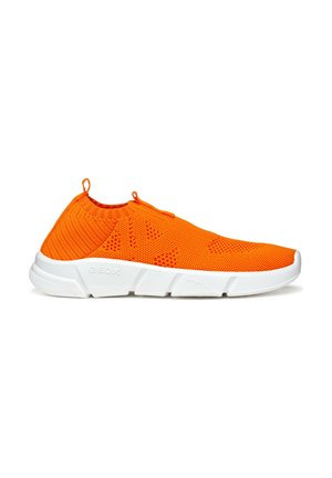 Heldere oranje instap sneaker van gebreid materiaal, met een witte rubberen zool met gestructureerde accenten en een lus aan de achterkant.