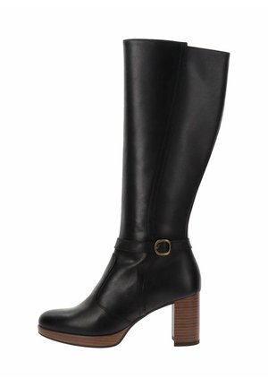Botte noire en cuir, haute jusqu'au genou, avec un bout rond, un talon en bois épais et une boucle au niveau de la cheville pour une touche de détail supplémentaire.