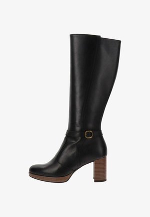 Botte noire en cuir, haute jusqu'au genou, avec un bout rond, un talon en bois épais et une boucle au niveau de la cheville pour une touche de détail supplémentaire.