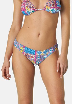 Bikini multicolore con un design patchwork floreale e geometrico. Il reggiseno ha coppe a triangolo e lo slip ha una vita bassa.
