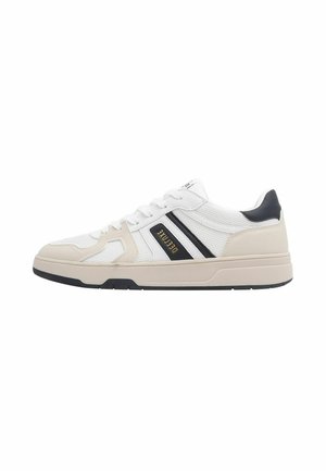 Witte en beige lage sneaker met zwarte accenten, mesh- en leermaterialen, beige zool en "DEELUXE" tekst op een zwarte zijstreep.