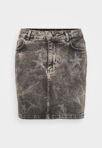 Denimminiskjørt i svart med falmet stjernemønster. Har høy midje, fem lommer og kontraststing. Klassisk knappelukking.