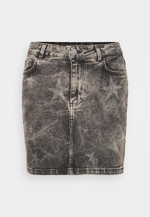 Sorte denim mini nederdel med falmet stjernemønster. Har høj talje, fem lommer og kontrasterende syninger. Klassisk knaplukning.