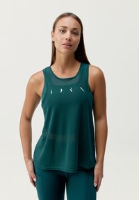 Teal ärmlös träningslinne i lätt och andningsbart tyg med rundad halsringning och minimalistiska vita grafiska detaljer på bröstet.