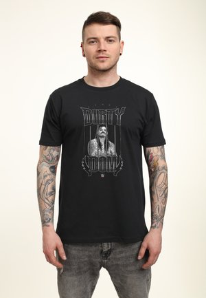 Zwart katoenen T-shirt met een grafische print van "DIRTY DOM" met een portret, omlijst door sterren en gestileerde vleugels, in een vintage stijl.