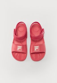Sandale roșii din cauciuc, cu curele ajustabile, talpă texturată și detaliu cu logo. Design cu vârf deschis și talpă groasă pentru confort.