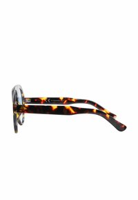 Occhiali da sole tartarugati con montatura trasparente. Gli steli presentano un motivo scuro con accenti arancioni. Etichetta di protezione UV visibile di lato.