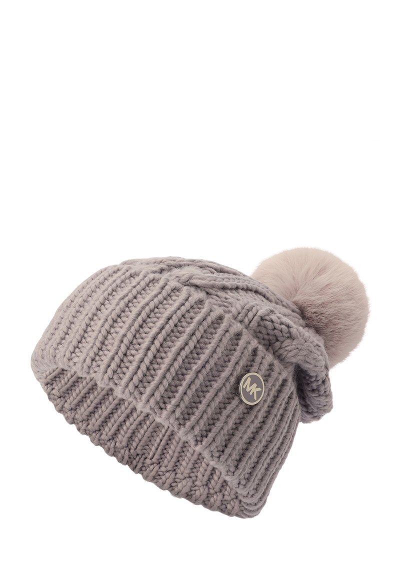 Cappello grigio lavorato a maglia con una texture a costine e un pom-pom in pelliccia sintetica rosa sulla parte superiore. Presenta un accento di logo metallico rotondo sul lato.