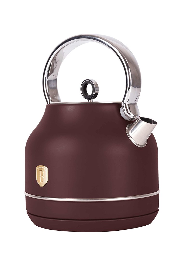 Hnědý konvice na sporák s širokým nerezovým madlem, kulatou rukojetí víka, výlevkou a zlatým emblémem na těle.