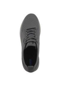 Scarpa sportiva grigia con una parte superiore in mesh testurizzato, punta arrotondata, design con lacci, colletto imbottito e dettaglio del logo sulla linguetta. Suola piatta.