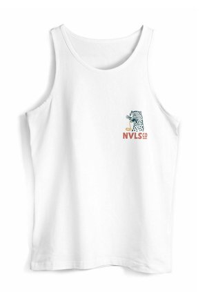 Weißes Tanktop aus Baumwolle, mit einem Leopardenmotiv und dem Text "NVLS CO" in Orange und Blau auf der linken Brustseite.