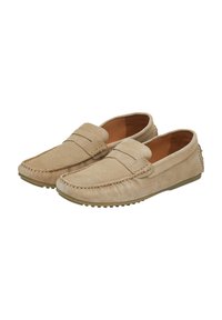 Mocassini in suede beige con superficie testurizzata, sottopiede imbottito e suola in gomma. Presentano cuciture decorative e un design slip-on.