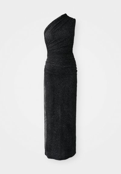 Robe noire à une épaule avec des détails froncés, longueur sol, fabriquée en tissu texturé avec un léger éclat, silhouette ajustée.