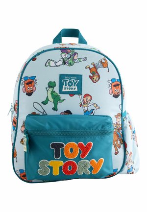 Lichtblauwe Toy Story-rugzak met kleurrijke prints van personages waaronder Woody, Buzz, Jessie, Rex en Slinky Dog, en een groene voorzak met de tekst "TOY STORY".