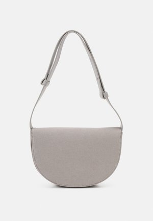 Sac à épaule gris clair en forme de demi-lune avec tissu texturé et bandoulière réglable sur fond uni.