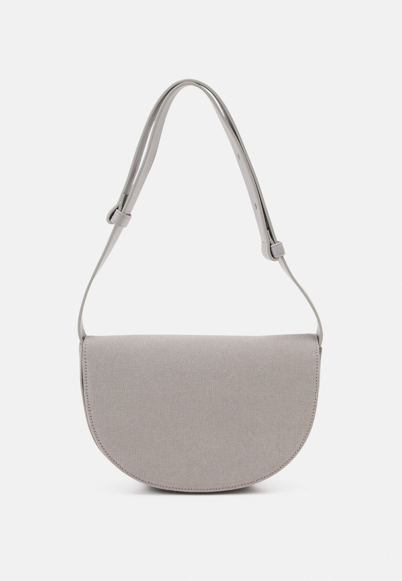 Sac à épaule gris clair en forme de demi-lune avec tissu texturé et bandoulière réglable sur fond uni.
