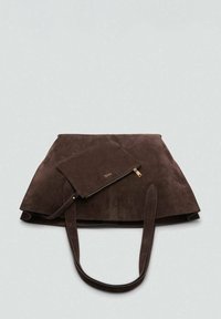 Braune Wildleder-Tote-Tasche mit zwei Griffen und einer passenden Reißverschlusstasche. Texturierte Oberfläche, minimalistisches Design und dezente goldfarbene Hardware-Details.