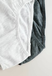 Twee paren casual shorts, één grijs en één lichtgrijs, beide gemaakt van zacht materiaal. Kenmerkt zich door eenvoudige stiksels en gebogen randen.