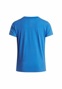 Lühikeste varrukate ja helesinise värvusega T-särk, mis on valmistatud pehmest kangast. Omab ümmargust kaelust ja lihtsat selga, millel puuduvad nähtavad mustrid või detailid.