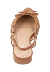 Scarpa slingback in paglia intrecciata color tan con punta affusolata, cinturino alla caviglia regolabile e un fiocco decorativo sulla parte anteriore. Fodera interna liscia.