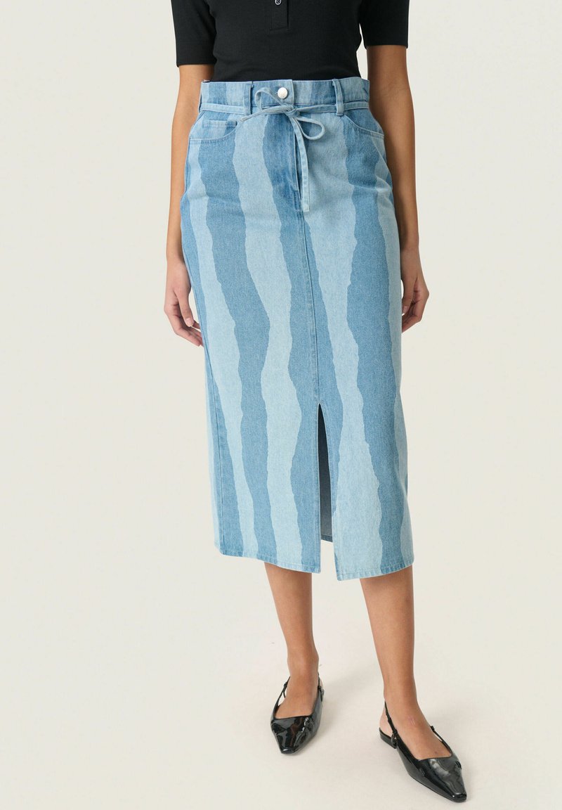 Lichtblauwe spijkerrok met verticale strepen, middenlange lengte, een split aan de voorkant, hoge taille, knoopsluiting en strikdetails in de taille.