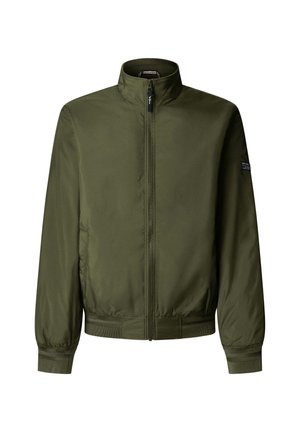Chaqueta bomber de color verde oliva con cremallera frontal, puños y dobladillo acanalados, y un pequeño parche con el logo en la parte superior de la manga izquierda.