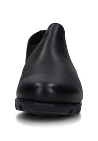 Scarpa nera in pelle senza lacci con punta arrotondata e suola in gomma, vista frontalmente su uno sfondo bianco.