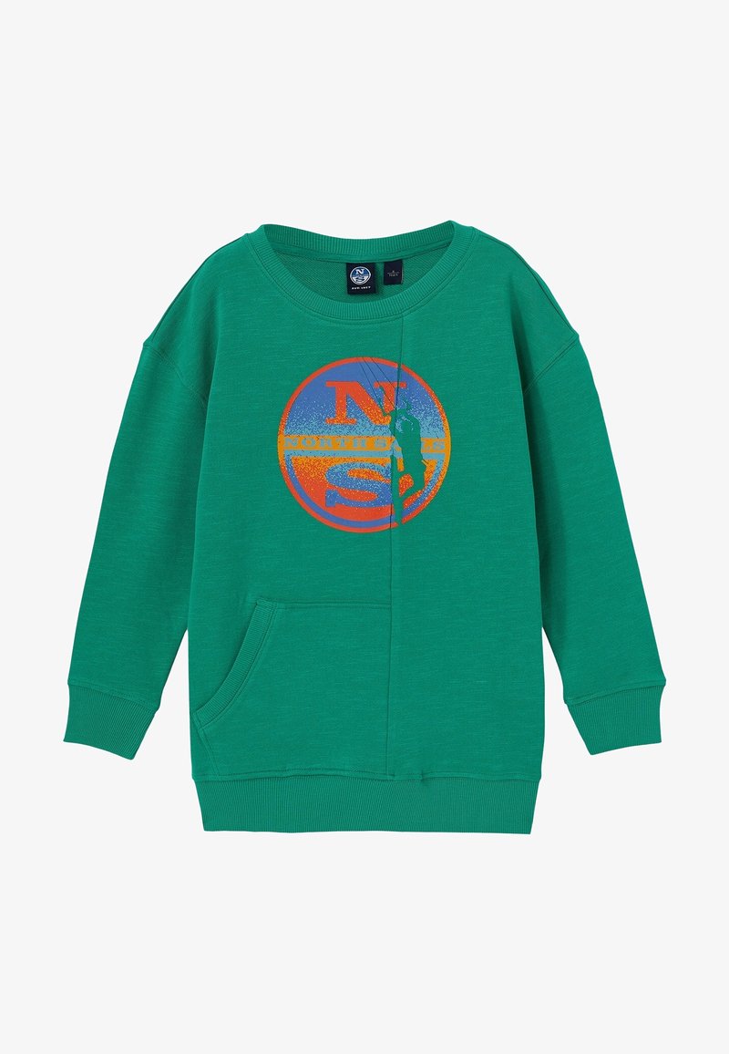 Sweat-shirt vert à manches longues avec poche avant, encolure ronde et un logo graphique circulaire bleu, orange et rouge portant l'inscription "NS" et "North Sails".