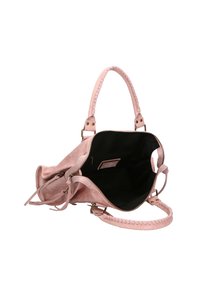 Sac à main en daim rose avec des anses tressées, fermeture éclair ouverte et intérieur noir comportant une petite poche. Les accents comprennent des pièces métalliques dorées.