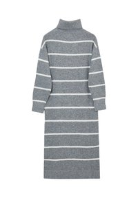 Abito a maglia grigio con strisce orizzontali bianche, dotato di un colletto alto e maniche lunghe, realizzato in un tessuto morbido e testurizzato.