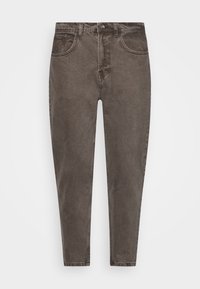 Jean en denim gris foncé avec une coupe fuselée, doté d'un design à cinq poches et de détails de coutures visibles. Texture lisse, fermeture par bouton métallique.