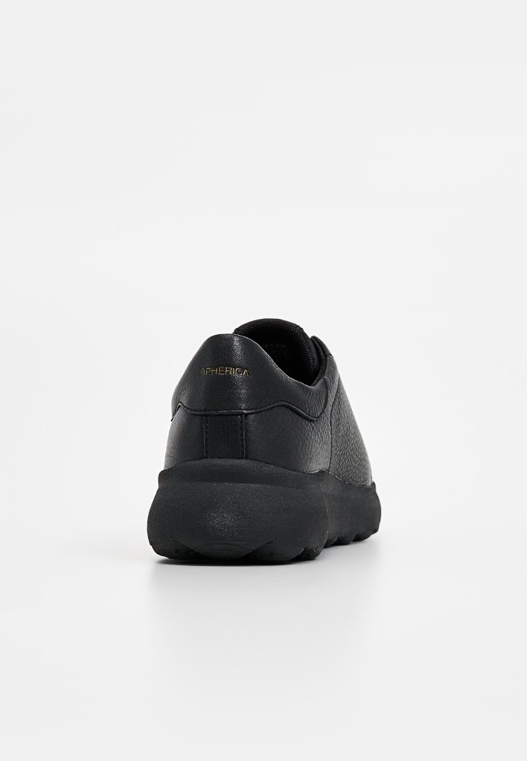 Schwarze Sneakers mit einem obermaterial aus strukturiertem Leder, runder Form, gepolsteter Sohle und goldener "SPHERIC"-Markierung an der Ferse. Sauberes Design.