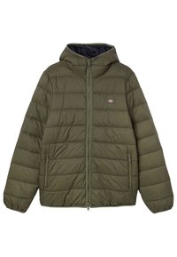 Olivgrön puffjacka med huva, med horisontella quiltade sektioner, en framzipper och två sidofickor. Strukturerad tyg.