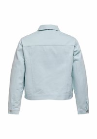 Jasnoniebieska kurtka dżinsowa widziana od tyłu, z długimi rękawami, kołnierzem i zapinanymi na guziki mankietami.