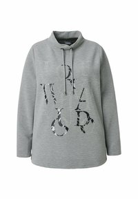 Felpa grigia chiara con colletto alto, cordino e testo stampato "AMA CIÒ CHE FAI" con un mix di lettere solide e decorative.