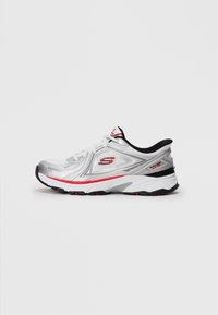 Srebrna trkačka cipela s mrežastim i sintetičkim gornjim dijelom, crvenim akcentima, gumeni potplat i jastučić oko vrata. Sadrži Skechers logo sa strane.