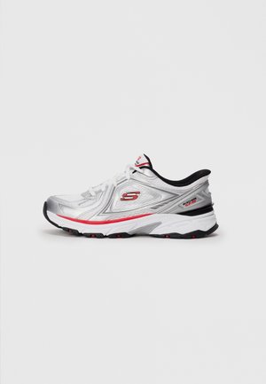 Scarpa da corsa argento con tomaia in mesh e sintetico, accenti rossi, suola in gomma e colletto imbottito. Presenta il logo Skechers sul lato.