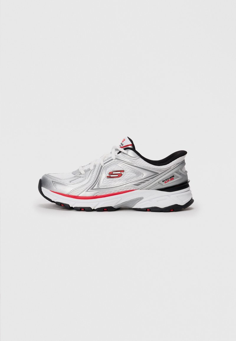 Sølv løbesko med overdel i mesh og syntetisk materiale, røde detaljer, gummisål og polstret krave. Har Skechers-logoet på siden.