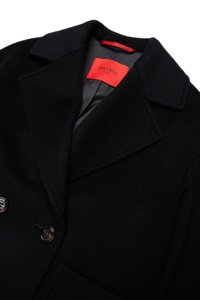 Cappotto in misto lana nera con un design doppiopetto, rever a punta e due bottoni marroni. Presenta un'etichetta interna rossa.