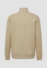 Beżowy, teksturowany sweatshirt z wysokim kołnierzem, długimi rękawami oraz prążkowanymi mankietami i dołem. Prosty design, bez wyraźnych wzorów czy akcentów.