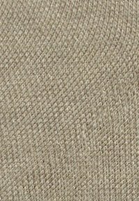 Tessuto intrecciato beige con un motivo diagonale testurizzato. Il materiale appare morbido, con una leggera lucentezza e un colore uniforme in tutto il tessuto.
