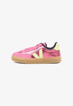 Lage roze sneaker met metallic finish, beige "V"-logo aan de zijkant, beige hieltab, zwarte voering en een zool van karamelkleurig rubber.