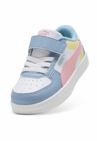 Niebieski i biały sneaker z rzepem, z wielokolorowymi akcentami w odcieniach żółtego i różowego, teksturowaną skórą oraz perforowanym przodem.
