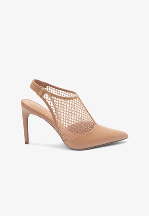 Sandale à talon haut nude avec un bout pointu, en cuir avec des détails en maille sur les côtés et un talon aiguille de 3 pouces.