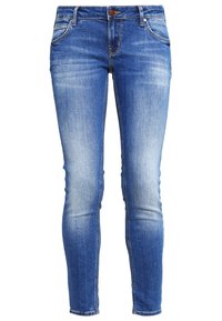 Jeans ajustados en denim azul claro con un acabado desgastado. Presentan un diseño clásico de cinco bolsillos y un cierre de botón en la cintura.