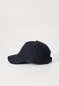 Fekete baseball sapka texturált mintával, állítható pánttal a hátsó részen, ívelt karimával és hat paneles kialakítással.