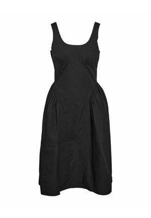 Vestido midi negro sin mangas con escote redondo y detalles fruncidos en la cintura y las caderas, mostrado sobre un fondo blanco.