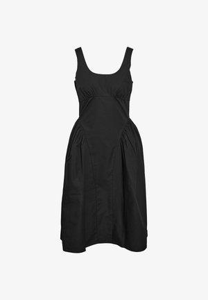 Fekete ujjatlan midi ruha kerek nyakkivágással és ráncolt részletekkel a deréknál és a csípőnél, fehér háttéren bemutatva.